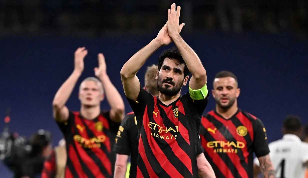Ilkay Gundogan memang bukan satu-satunya pilihan bagi Pep Guardiola untuk didapuk menjadi kapten Manchester City. Namun pada musim 2022/2023 gelandang asal Jerman tersebut dipercaya untuk menjadi kapten dan menjadi sosok penting kejayaan The Citizens pada musim itu. Sebagai kapten, Gundogan mampu memimpin timnya meraih treble winners untuk pertama kalinya dalam sejarah klub. Mereka memenangkan Premier League, FA Cup dan Liga Champions. Namun, Gundogan setelah tujuh tahun Gundongan memutuskan berpisah dengan Manchester City pada musim panas ini dengan bergabung bersama Barcelona. (AFP/Javier Soriano)