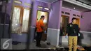 Petugas berada di lokasi penggerebekan dan penembakan terduga teroris di Setu, Tangerang Selatan, Banten, Rabu (21/12). Densus 88 melakukan baku tembak yang akhirnya menewaskan tiga orang terduga teroris. (Liputan6.com/Helmi Afandi)