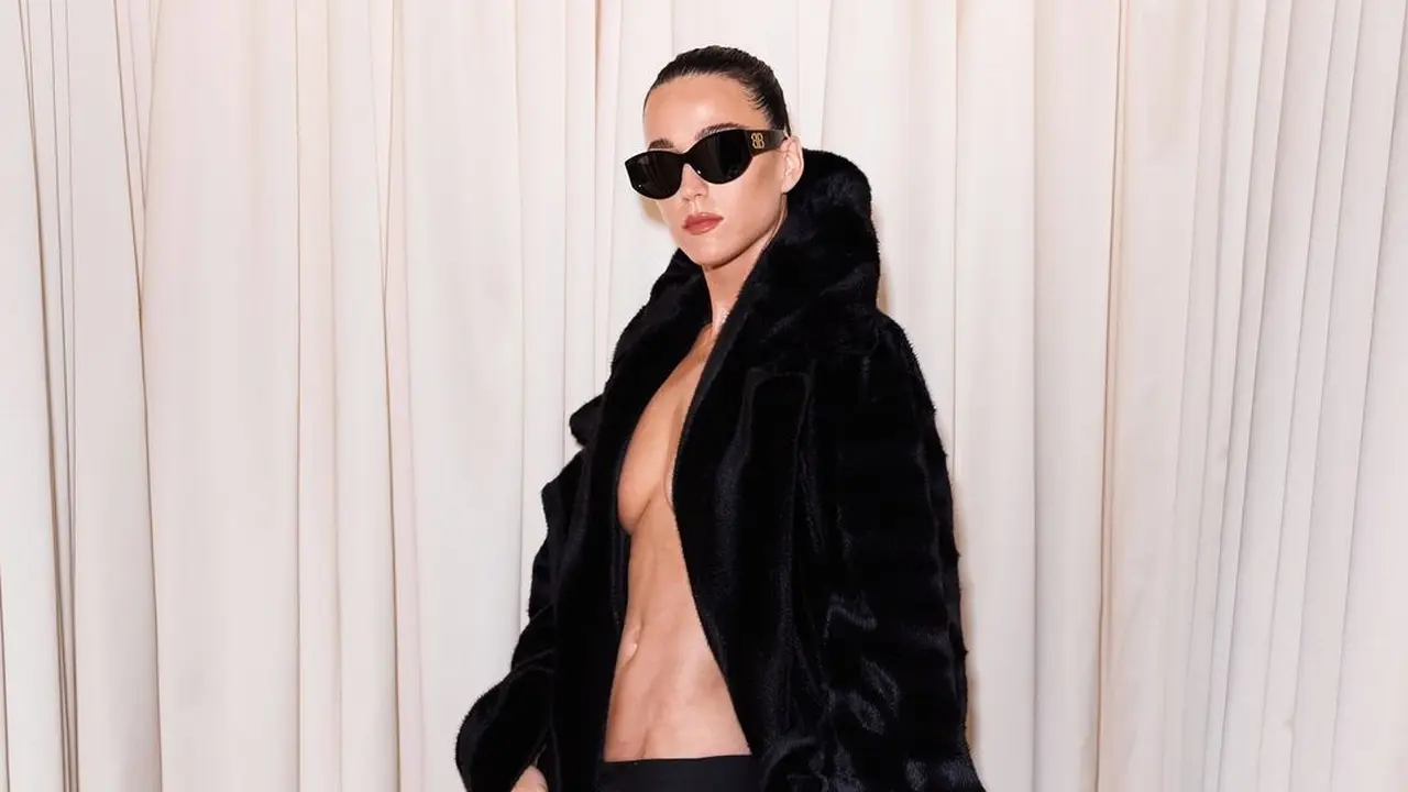 6 Potret Katy Perry Pakai Outfit Berisiko di Paris Fashion Week, Tampil Topless dan Nyaris Ekspos Bekas Jahitan Caesar