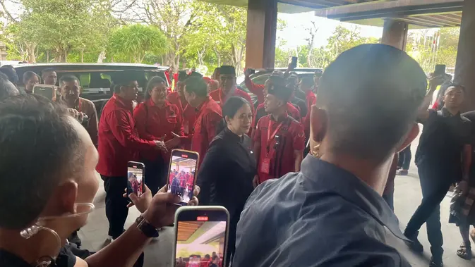 Puan Maharani se je z nasmehom udeležila Bimteka PDIP na Baliju in pozvala k enotnosti stranke