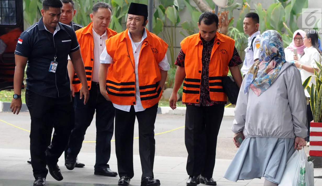 Tersangka Bupati Lampung Selatan nonaktif Zainudin Hasan (tengah) bersama Bupati Halmahera Timur nonaktif Rudi Erawan (belakang kiri) dan Bupati Purbalingga nonaktif Tasdi (kanan) tiba di Gedung KPK, Jakarta, Kamis (9/8). (Merdeka.com/Dwi Narwoko)