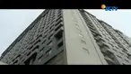Menurut saksi mata, sebelum melompat korban yang belum diketahui identitasnya itu terlihat duduk di jendela dan melambaikan kedua tangannya.