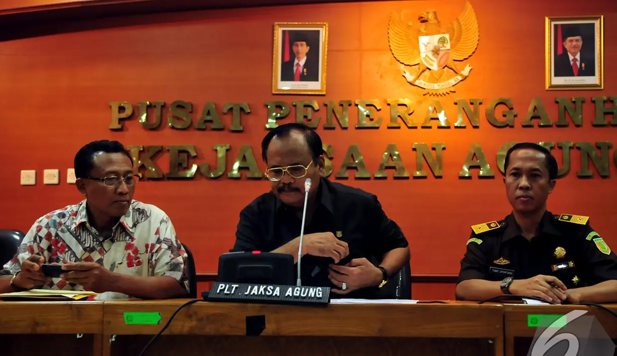 Plt Jaksa Agung Andhi Nirwanto (tengah), Jaksa Muda Pidana Khusus (Jampidsus) Kejagung Widyo Pramono (kiri) dan Kepala Pusat Penerangan Hukum (Kapuspenkum) Kejagung Tony T Spontana (kanan), Senin (17/11/2014)(Liputan6.com/Johan Tallo)