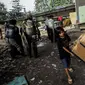 Dua orang anak menyelamatkan barangnya saat penertiban di bawah kolong Tol Teluk Intan, Jakarta, Rabu (14/6). Gubernur DKI Jakarta Djarot Saiful Hidayat menegaskan, kawasan tersebut dilarang digunakan sebagai tempat pemukiman. (Liputan6.com/Faizal Fanani)