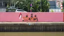 Mural bertema Kemerdekaan RI menghiasi dinding turap Sungai Ciliwung di kawasan Kampung Melayu, Jakarta, Minggu (16/8/2020). Mural karya petugas Pekerja Penanganan Sarana dan Prasarana Umum (PPSU) tersebut dibuat dalam rangka memeriahkan HUT ke-75 RI. (Liputan6.com/Immanuel Antonius)
