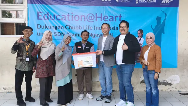 Dompet Dhuafa berkolaborasi dengan Chubb Life Indonesia mengadakan kegiatan CSR di tiga sekolah. (Dok ID Humanity Dompet Dhuafa)