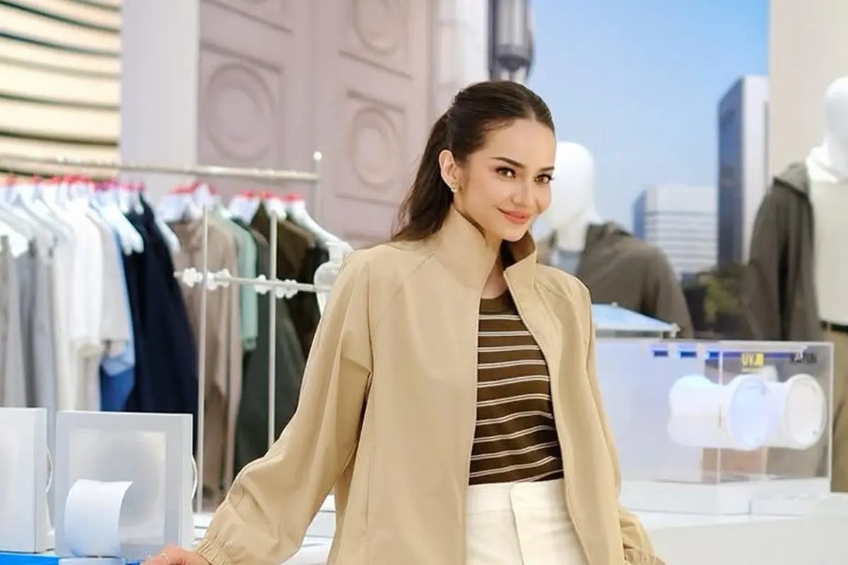 Enzy Storia mengenakan Jeans Barrel