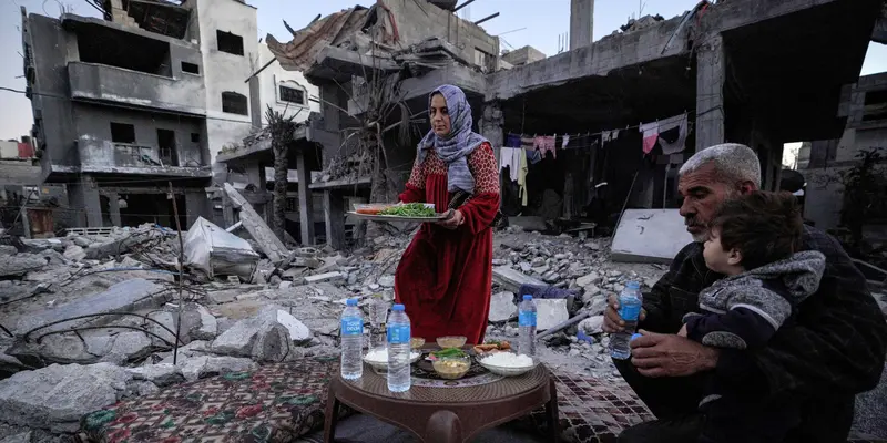 Di Tengah Reruntuhan, Umat Muslim Palestina di Gaza Saat Berbuka Puasa