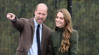 Kate Middleton&nbsp;dan Pangeran William mengambil bagian dalam skenario pelatihan yang berlangsung di Sekolah Tinggi Pembelajaran dan Pengembangan baru milik Dinas Pemadam Kebakaran &amp; Penyelamatan Irlandia Utara (NIFRS) di Cookstown, Irlandia Utara pada 14 Oktober 2025. (Chris Jackson/POOL/AFP)