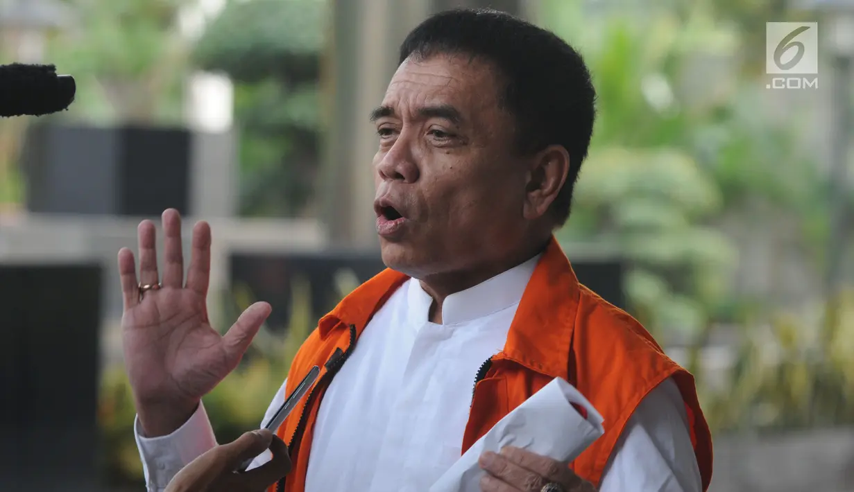 Gubernur Aceh nonaktif Irwandi Yusuf memberi keterangan kepada awak media saat tiba untuk menandatangani surat perpanjangan penahanan kasus suap dana Otsus Provinsi Aceh tahun 2018 di gedung KPK, Jakarta, Jumat (28/9). (Merdeka.com/Dwi Narwoko)