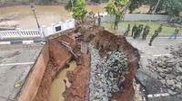 Pemerintah Kota (Pemkot) Bekasi mengebut perbaikan jembatan Kemang Pratama yang ambles imbas diterjang banjir, pada Selasa, 4 Maret 2025. (Liputan6.com/Bam Sinulingga).