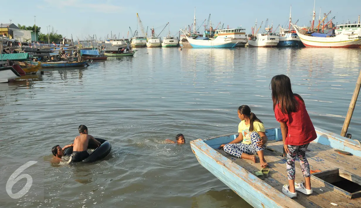 Sejumlah anak berenang di laut di kawasan Luar Batang, Penjaringan, Jakarta, Senin (28/3). Pemprov DKI Jakarta menargetkan pembangunan 300 Ruang Publik Terpadu Ramah Anak (RPTRA) di seluruh kawasan Jakarta. (Liputan6.com/Gempur M Surya) 