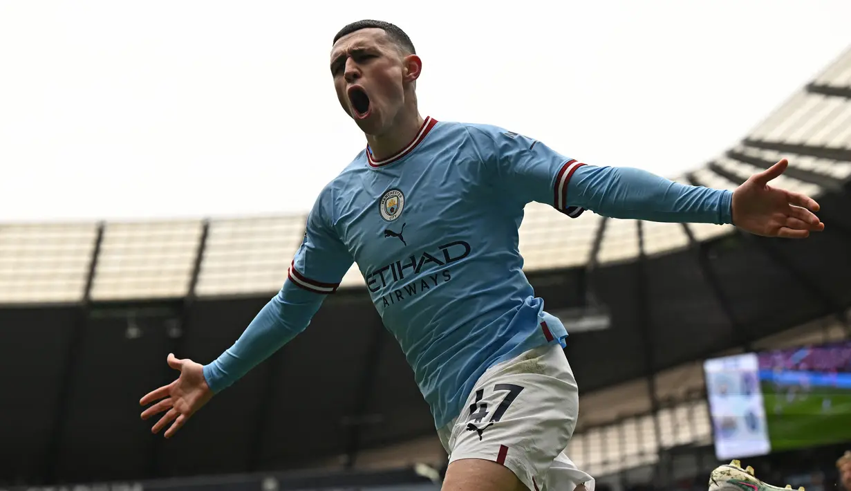 Selebrasi gelandang Manchester City, Phil Foden setelah mencetak gol pertama timnya ke gawang Newcastle United pada laga lanjutan Liga Inggris 2022/2023 di Etihad Stadium, Manchester, Sabtu (4/3/2023) malam WIB. (AFP/Paul Ellis)