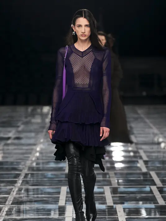 Matthew juga menghadirkan koleksi gaun malam yang memiliki detail ruffles pada bagian rok-nya.  (Dok/GIVENCHY).