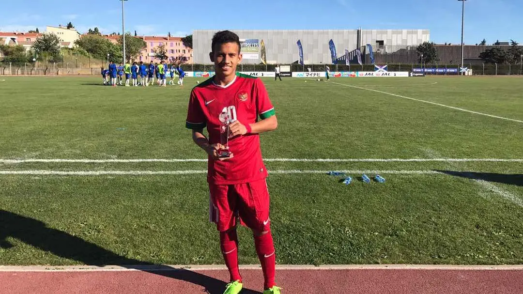 Egy Maulana Vikry meraih penghargaan Jouer Revelation Trophee di Turnamen Toulon 2017. (Dok PSSI)