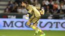 Aksi Kiper AC Milan Gianluigi Donnarumma saat pertandingan final Piala Super Italia antara AC Milan dan Juventus di Doha pada 23 Desember 2016. (AFP Photo/Karim Jaafar)