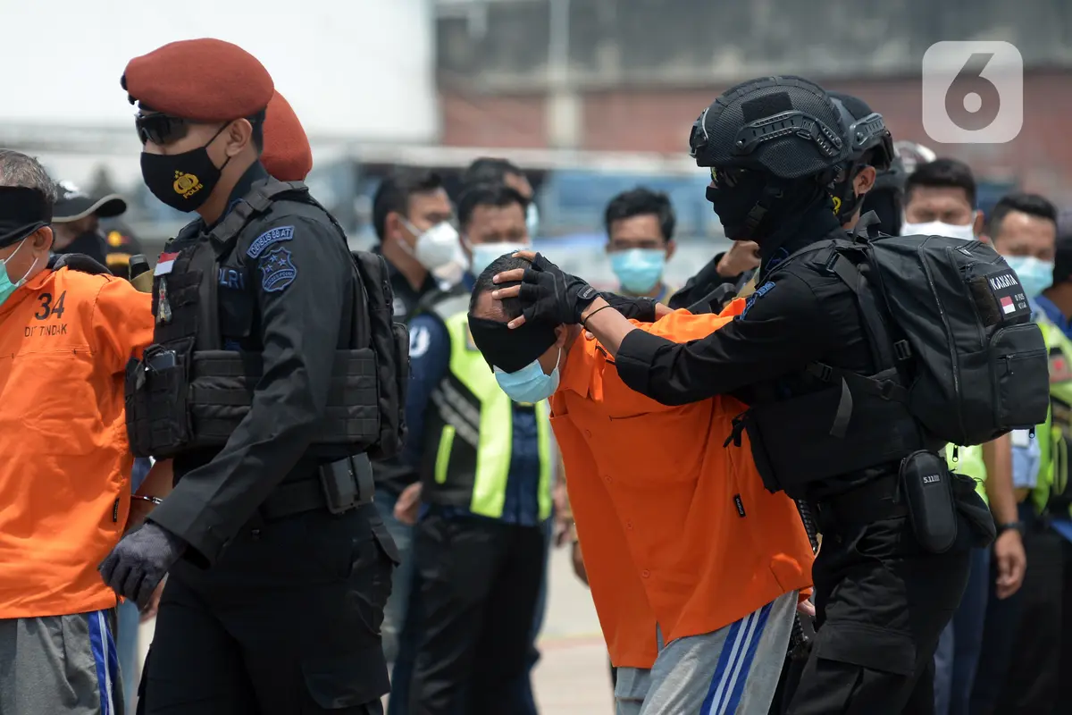 FOTO: 22 Terduga Teroris dari Jawa Timur Dipindahkan ke Jakarta
