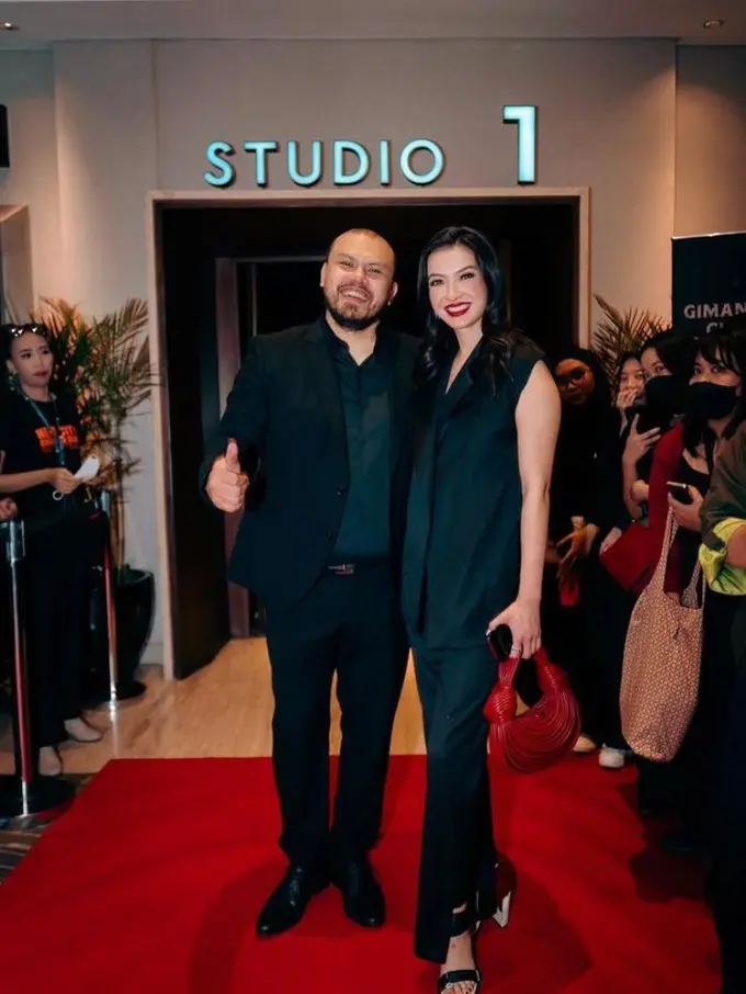 7 Tampilan Dramatis Raline Shah dengan Setelan Hitam dan Lipstik Merah Menyala di Gala Premiere Pengabdi Setan, Curi Perhatian