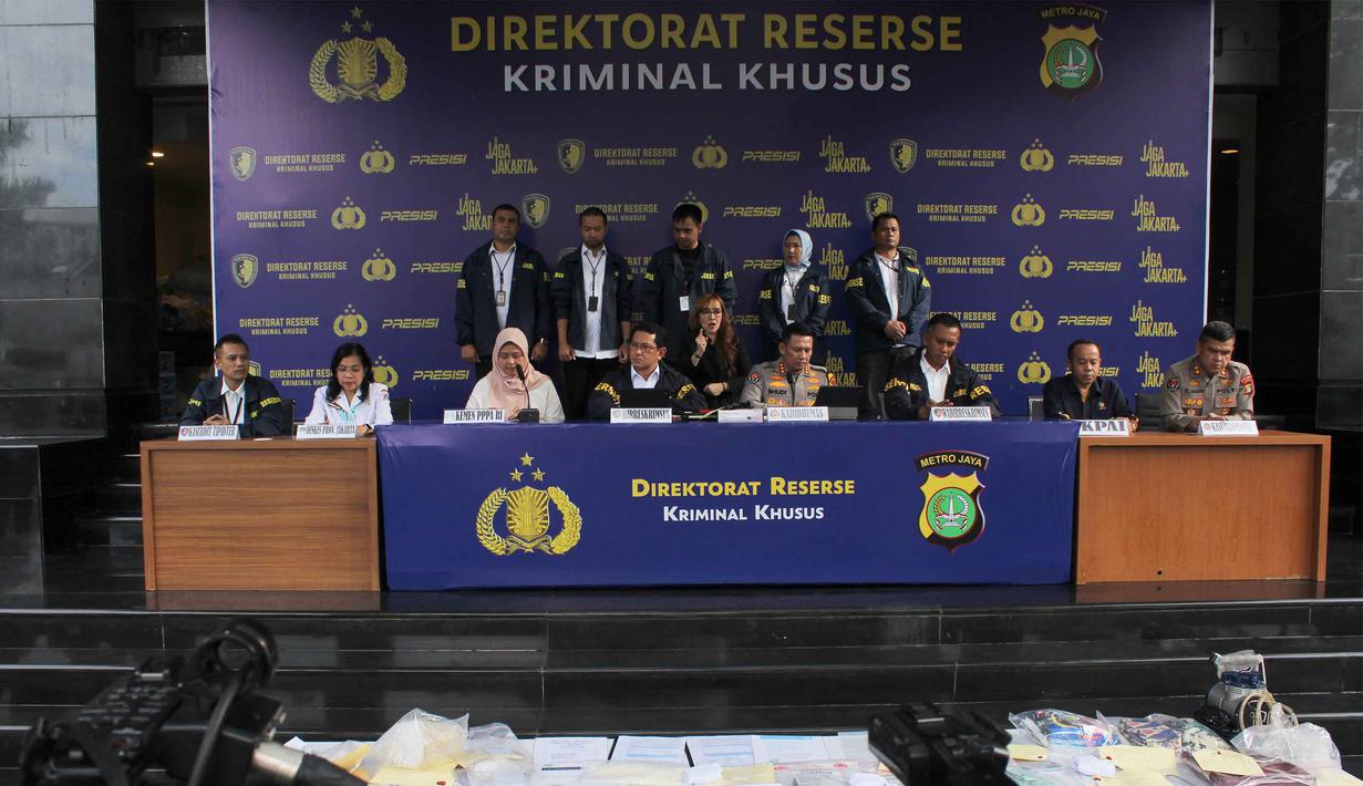 Para tersangka memasarkan kegiatan ilegal ini melalui akun situs dengan nama ”Klinik Aborsi Kuret Promedis” dan “Klinik Aborsi Raden Saleh”. Tampak dalam foto, Direktur Reserse Kriminal Khusus Polda Metro Jaya, Kombes Pol Edy Suranta Sitepu (keempat kiri) bersama Kabid Humas Polda Metro Jaya, Kombes Pol Bhudi Hermanto (keempat kanan) saat memimpin rilis pengungkapan kasus praktik aborsi illegal di Mapolda Metro Jaya, Jakarta, Rabu (17/12/2025). (merdeka.com/magang/Rendi Saputra)