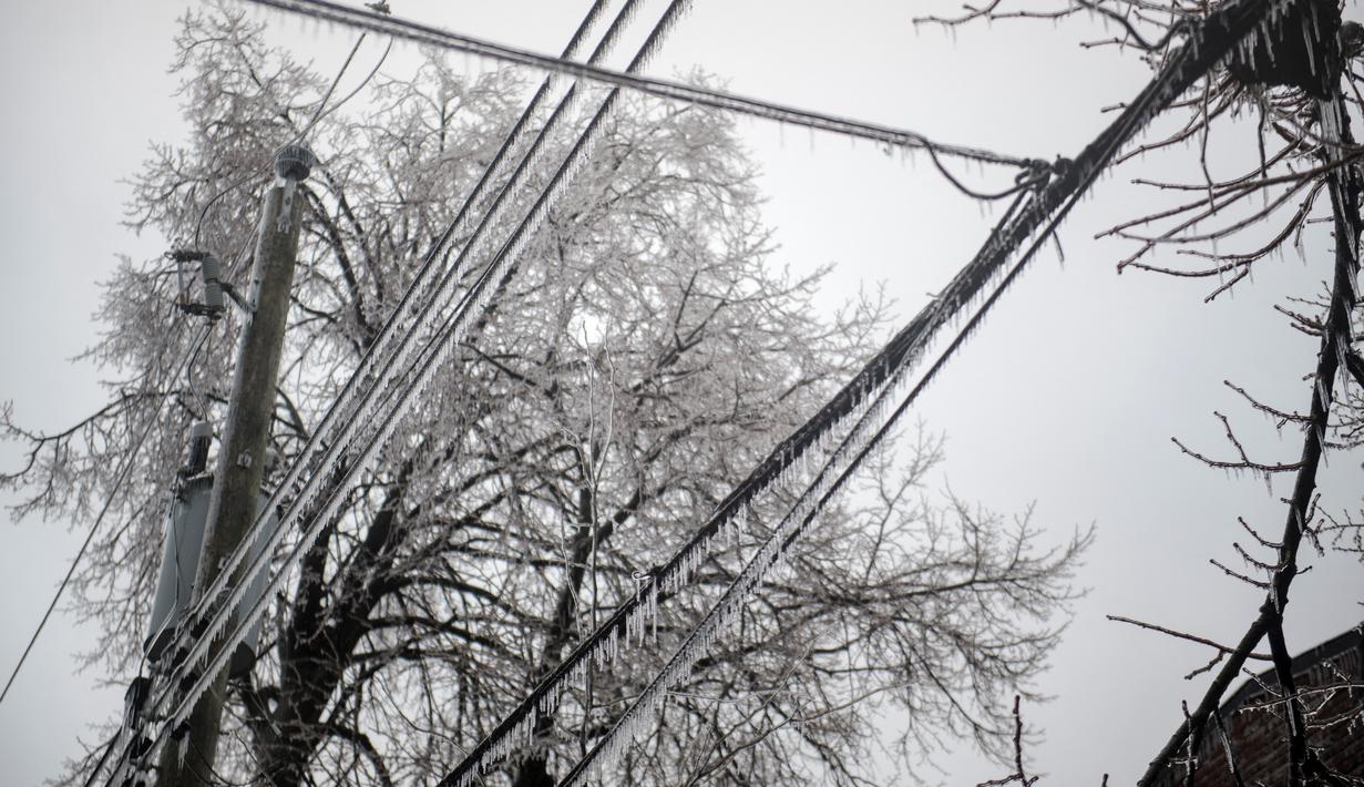 Hydro Quebec memperkirakan ada sekitar 600.000 rumah warga mengalami pemadaman listrik di seluruh provinsi Quebec. (AFP/Andrej Ivanov)