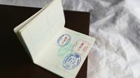 Ilustrasi visa dan paspor. (dok.  Global Residence Index/Unsplash)