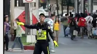 Polisi Filipina ini menari ala Michael Jackson saat bertugas (sumber. Youtube.com)