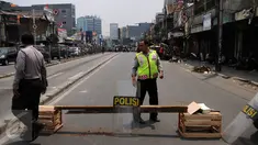 Jalan Jatinegara Barat Jakarta kembali ditutup pada Jumat (21/8/2015). Penutupan terkait proses penggusuran warga yang tinggal di sekitar bantaran Kali Ciliwung di Kampung Pulo Jakarta Timur. (Liputan6.com/Helmi Fithriansyah)