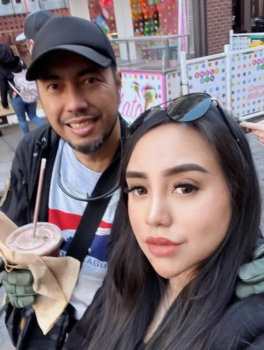 Tak hanya seorang diri, ia juga ditemani sang ayah, Sunan Kalijaga bersama ibunda dan juga adik laki-lakinya. Begini momen manis saat dirinya jalan-jalan kuliner bareng sang ayah.(Liputan6.com/IG/@salmafinasunan)