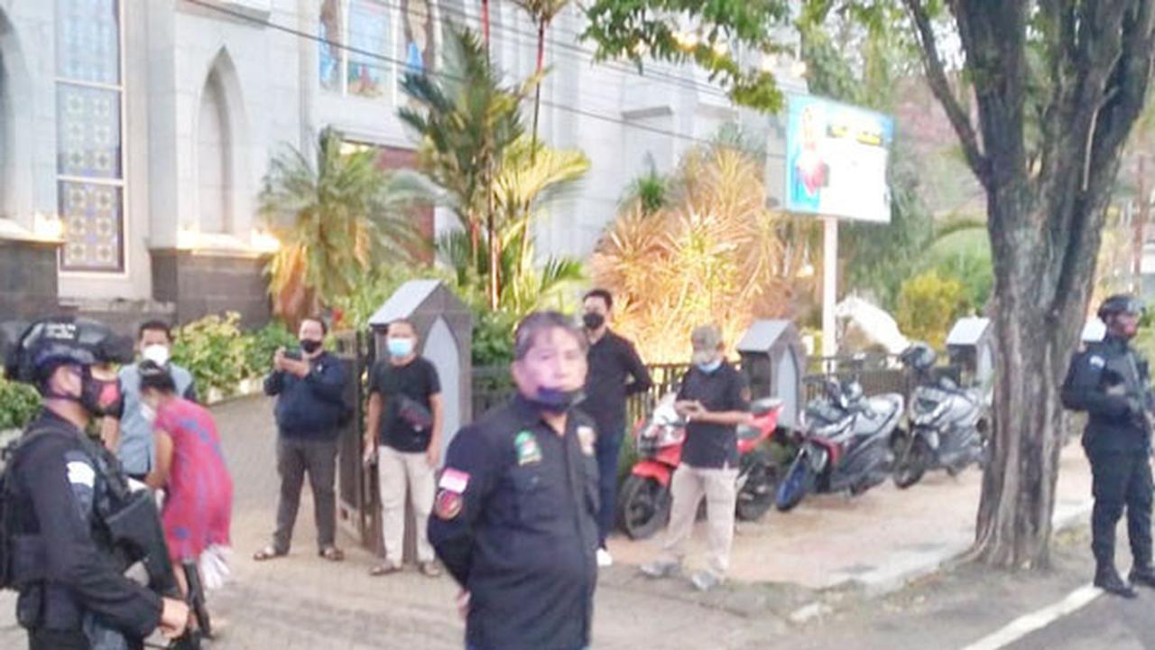 Personel Satbrimob Polda Sulut menjaga ketat Gereja Katedral Manado, Minggu (28/3/2021).