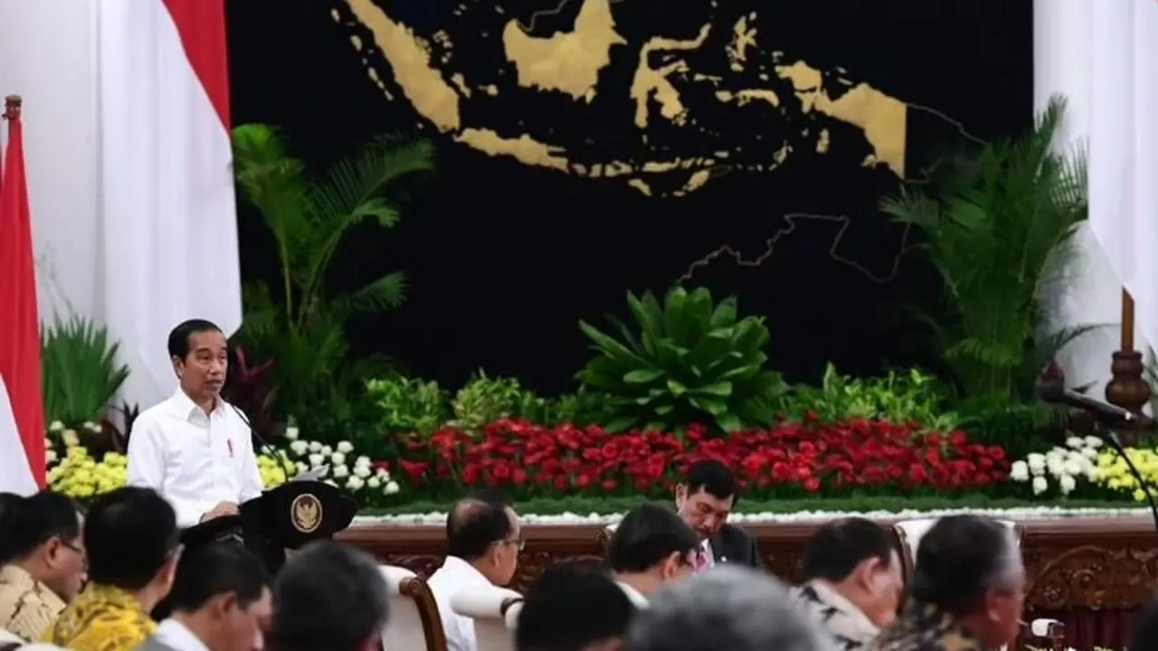 Presiden Joko Widodo (Jokowi) memberikan pidato dalam sidang kabinet paripurna di Istana Negara, Jakarta, Senin, 3 Juli 2023. (Foto: Instagram @jokowi)