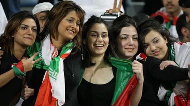 Ketika Fans Wanita Iran Langgar Aturan Adat Umbar Aurat di Stadion
