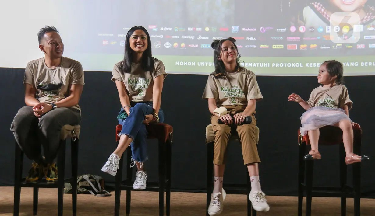 Pemeran film Keluarga Cemara 2, Ringgo Agus Rahman, Nirina Zubir, Widuri Putri dan Niloufer Bahalwan  saat jumpa pers di Jakarta, Senin (20/6/2022). Film Keluarga Cemara 2 akan tayang pada 23/6/2022, yang menceritakan drama kehidupan keluarga yang hits era tahun 90an. (Liputan6.com/Herman Zakharia)