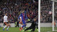 Proses terjadinya gol yang dicetak Andre Gomez ke gawang Valencia. Selain oleh Gomez, gol kemenangan Barca lainnya dicetak oleh Luis Suarez dan juga dua gol lain yang dibukukan oleh Lionel Messi. (AP/Manu Fernandez)