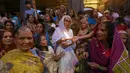 Sejumlah ibu berdoa saat mengikuti Festival Pitcher atau disebut "Kumbh Mela" di Nashik, , India, (28/8/2015). Ratusan ribu umat Hindu mengambil bagian dalam perayaan keagamaan yang diadakan setiap 12 tahun sekali. (REUTERS/Danish Siddiqui)