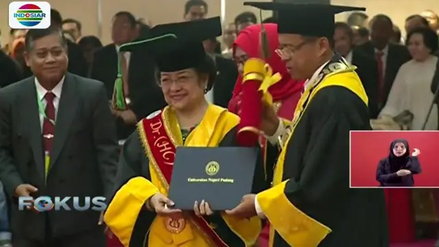 Megawati Soekarnoputri menerima gelar Doctor Honoris Causa dalam bidang politik pendidikan dari Universitas Negeri Padang.
