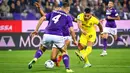 Pemain Inter Milan Lautaro Martinez (kanan) menendang bola ke arah gawang Fiorentina pada pertandingan sepak bola Liga Italia di Artemio Franchi Stadium, Florence, Italia, 22 Oktober 2022. (Massimo Paolone/LaPresse via AP)