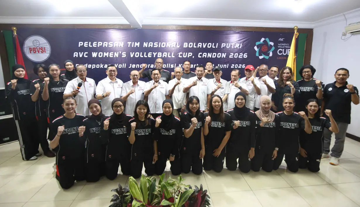 Pemain, official Timnas voli putri Indonesia, dan pengurus PP PBVSI berfoto bersama usai upacara pelepasan di Padepokan Voli Jenderal Polisi Kunarto, Sentul, Jawa Barat, Selasa (2/6/2026). (Bola.com/Abdul Aziz)