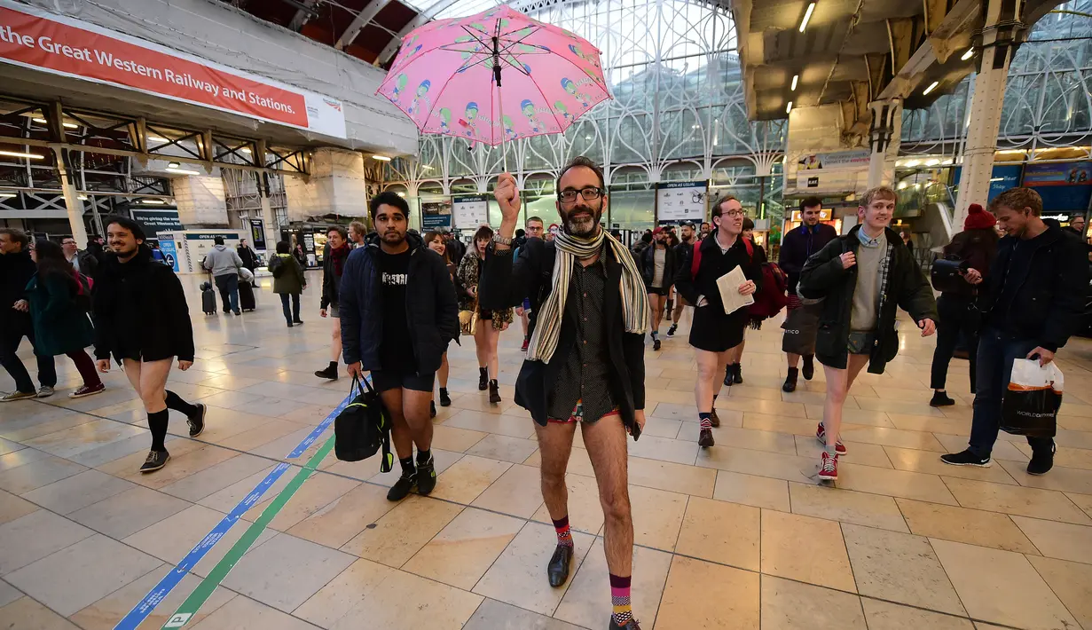 Sejumalah orang terlihat tidak mengunakan celana saat berpartisipasi dalam "No Pants Subway Ride" di stasiun utama kereta api Paddington, London, (10/1/2016). Acara ini dimulai pada tahun 2002 dengan peserta hanya tujuh orang. (AFP PHOTO/LEON Neal)