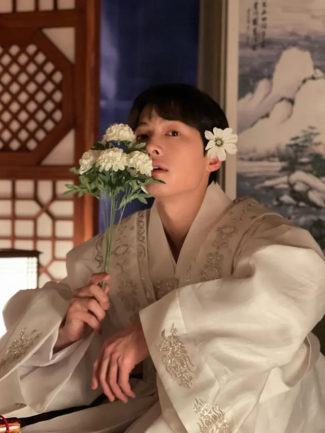 Song Joong Ki (Instagram/ hi_songjoongki)