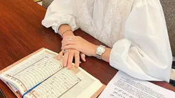 Tidak lupa, salah satu aktivitas yang kerap dilakukan selama bulan suci Ramadhan ialah tadarus Al-Quran. Dalam beberapa kesempatan, Marcella membagikan momen saat ia tengah membaca Al-Quran bersama dalam momen tadarusan. (Liputan6.com/IG/marcella.zalianty)