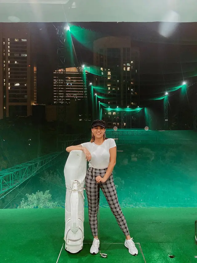 Gaya Sporty Awkarin Saat Main Golf, Curi Perhatian. (Sumber: Instagram/awkarin)