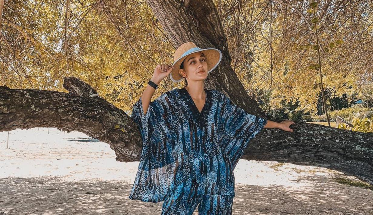 Wanita berusia 37 tahun ini memiliki banyak koleksi topi pantai. Topi dengan diameter yang cukup lebar ini juga dapat melindungi wajahnya dari terik sinar matahari. (Liputan6.com/IG/lunamaya)