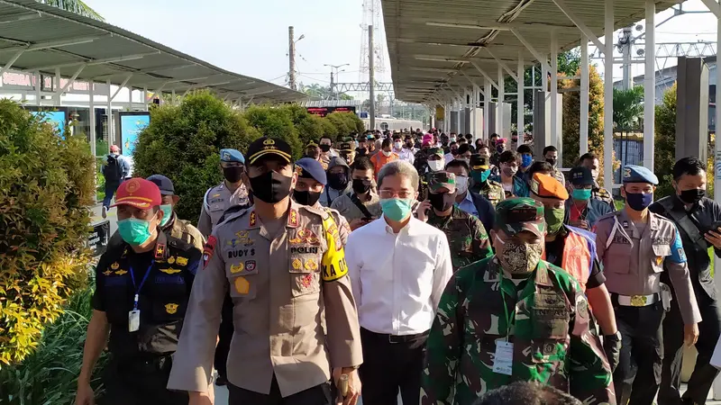 Kapolda Jawa Barat Irjen Pol Rudy Sufahriadi bersama Panglima Kodam III/Siliwangi Mayjen TNI Nugroho Budi Wiryanto. (Liputan6.com/ Achmad Sudarno)