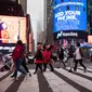 Para pejalan kaki melintas di Times Square New York, Amerika Serikat (AS) (12/12/2020). Total kasus COVID-19 di AS menembus angka 16 juta pada Sabtu (12/12), menurut Center for Systems Science and Engineering (CSSE) di Universitas Johns Hopkins. (Xinhua/Michael Nagle)