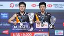 Pebulu tangkis ganda putra Indonesia, Nikolaus Joaquin (kiri) dan Raymond Indra berpose setelah sebagai runner up dalam laga final Indonesia Masters 2026 di Istora, Senayan, Jakarta, Minggu (25/01/2026). (Bola.com/Bagaskara Lazuardi)