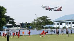 Pemain Persija saat mengikuti sesi latihan di Lapangan Sutasoma Halim, Jakarta, Jumat (29/12/2017). Macan Kemayoran mendatangkan striker asal Kroasia, Marco Simic, untuk dua musim ke depan. (Bola.com/M Iqbal Ichsan)