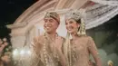 Saat prosesi akad nikah, Sheila dan Vidi memilih adat Sunda dengan kebaya nuansa gold dan siger warna silver yang membuat tampilan terlihat dan terasa mewah (Foto: Instagram @morden.co)