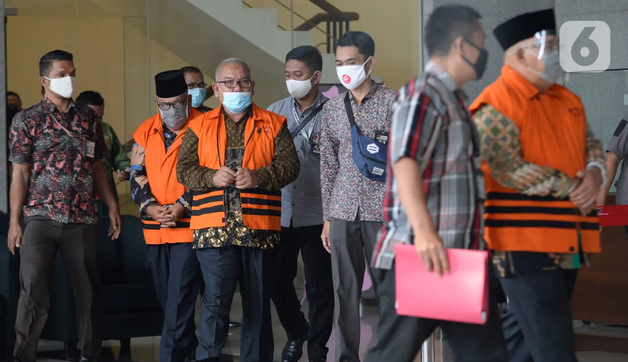 Tiga mantan Anggota DPRD Jambi resmi ditahan seusai diperiksa di Gedung KPK, Jakarta, Selasa (30/06/2020). KPK kembali menahan tiga mantan anggota DPRD Jambi tersangka kasus dugaan suap pengesahan APBD 2017-2018, yakni Cekman, Parlagutan Nasution, dan Tadjudin Hasan. (merdeka.com/Dwi Narwoko)