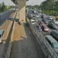 Kendaraan melintas di contraflom KM 28 Tol Jakarta - Cikampek, Jawa Barat, Kamis (30/5/2019). Rekayasa lalu lintas contraflow mulai pukul 05.30 WIB dari kilometer 29 sampai kilometer 61. (Liputan6.com/Herman Zakharia)