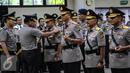 Kapolri Jend. (Pol.) Badrodin Haiti melepas tanda pangkat Kapolda Metro Jaya Irjen Tito Karnavian, saat sertijab Kapolda Metro Jaya di Rupatama, Mabes Polri, Jakarta, (21/3). Tito dipromosikan menjadi Kepala BNPT. (Liputan6.com/Fery Pradolo)